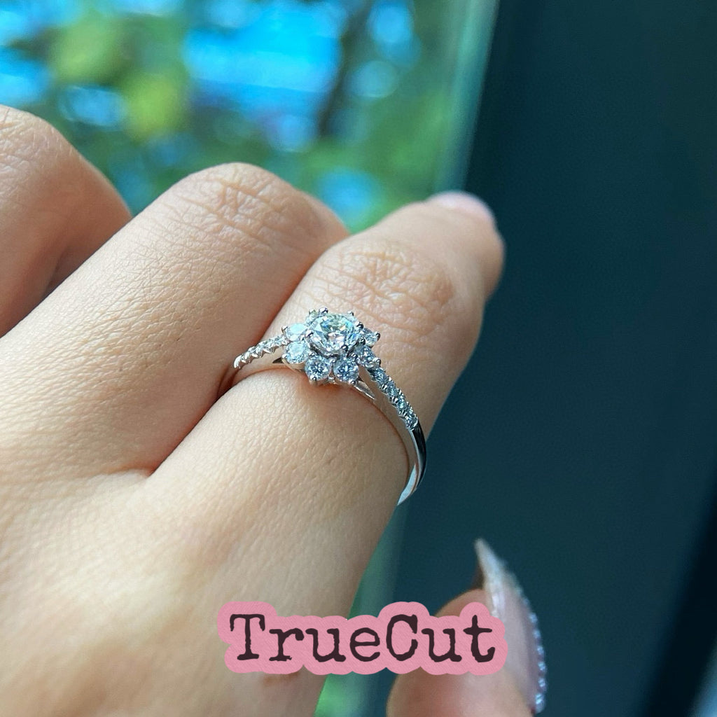 Round Brilliant Diamond Flower Ring