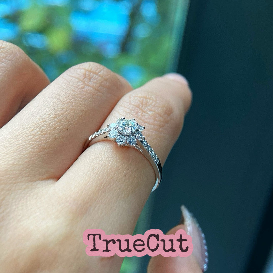 Round Brilliant Diamond Flower Ring