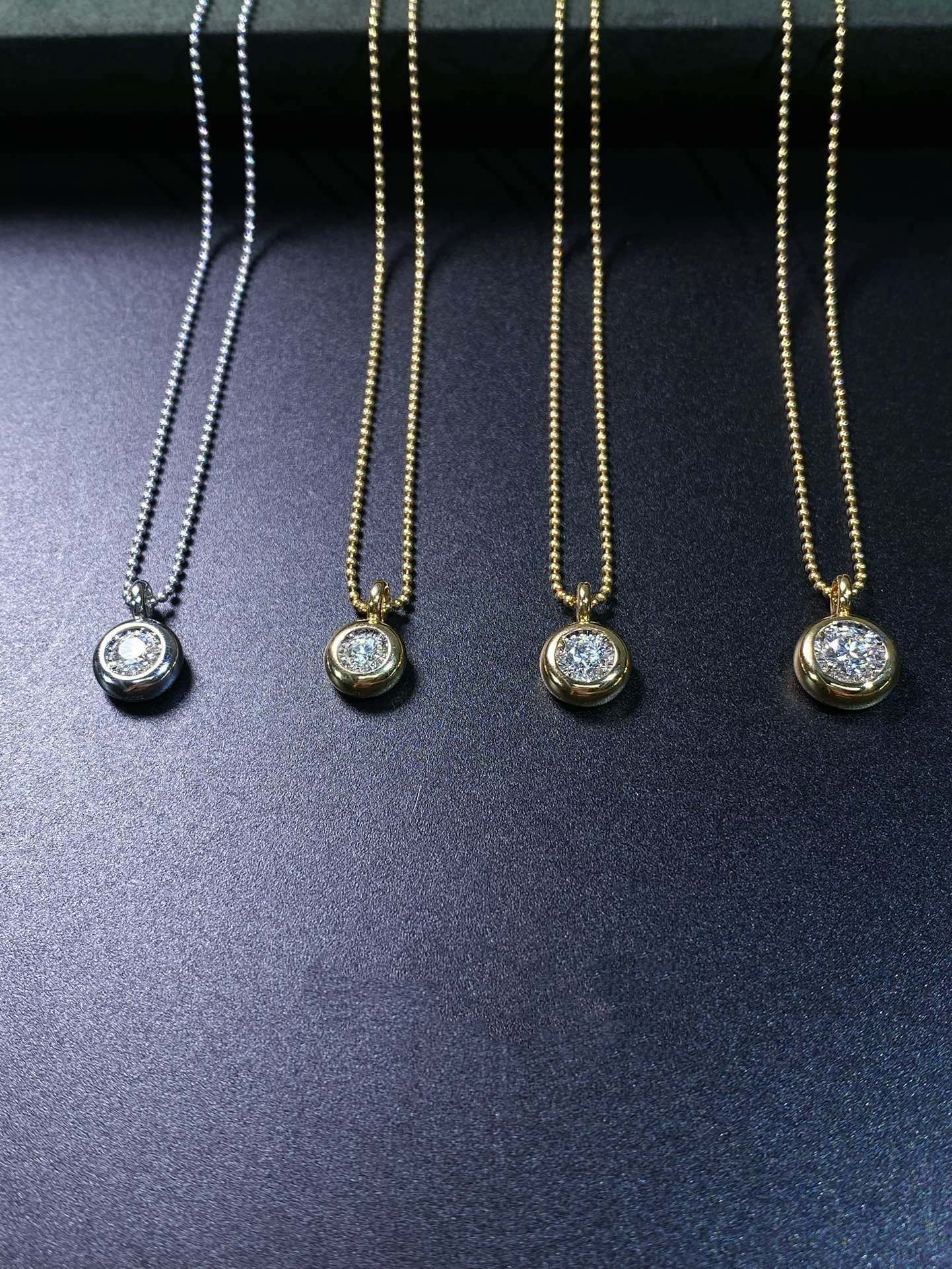 TrueCut Aura – Bezel Diamond Pendant