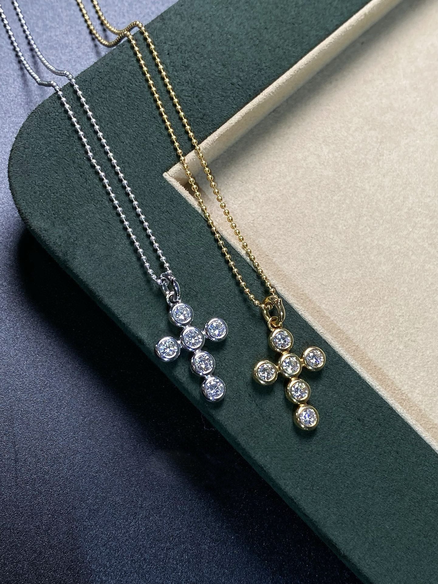 TrueCut Faith – Bezel-Set Diamond Cross