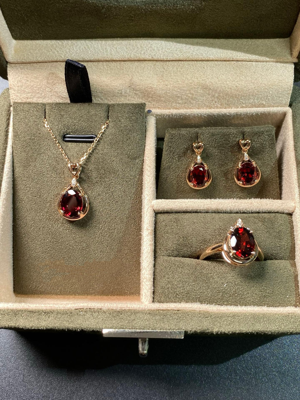 Eterna Garnet Diamond Set