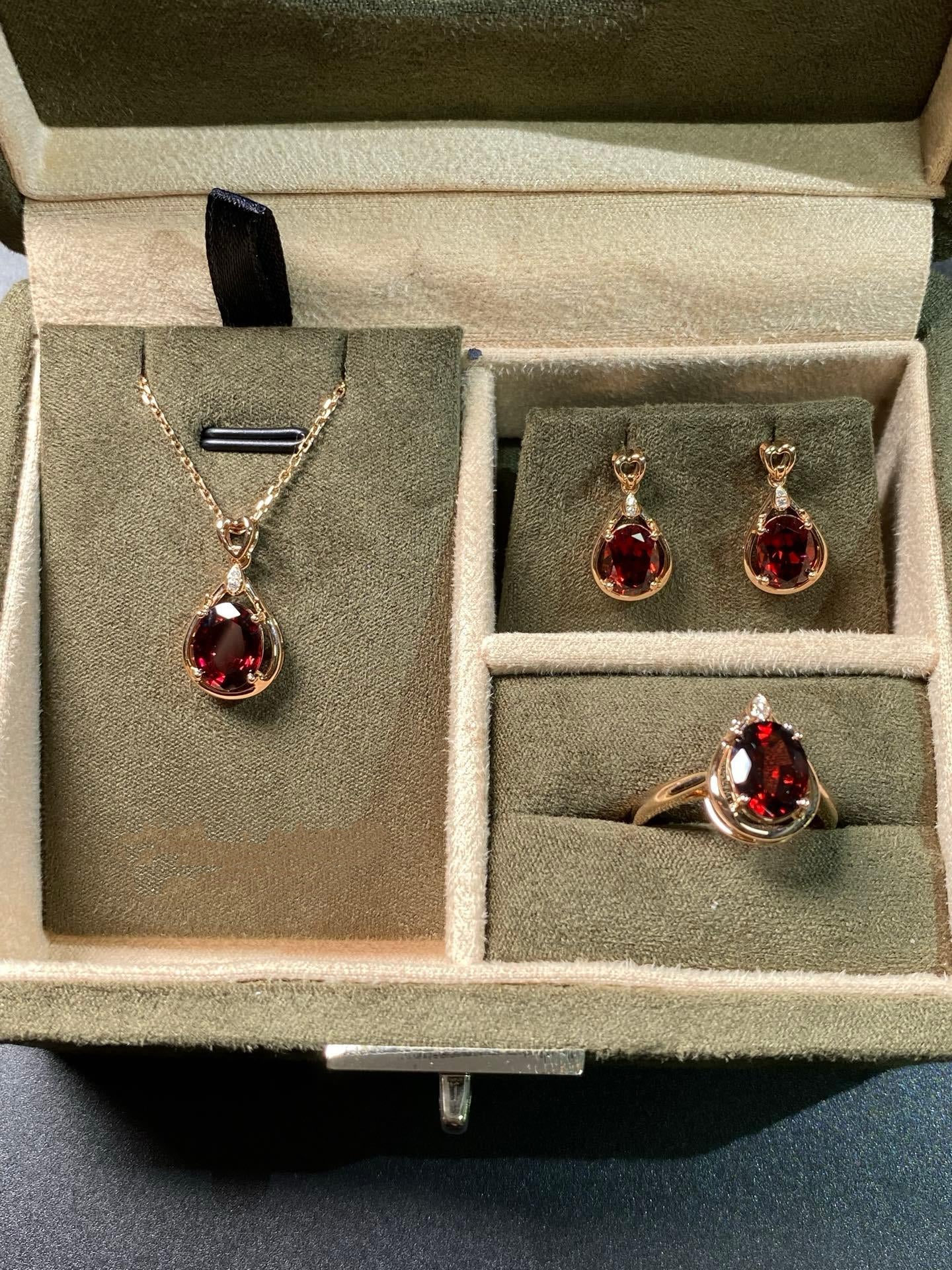 Eterna Garnet Diamond Set