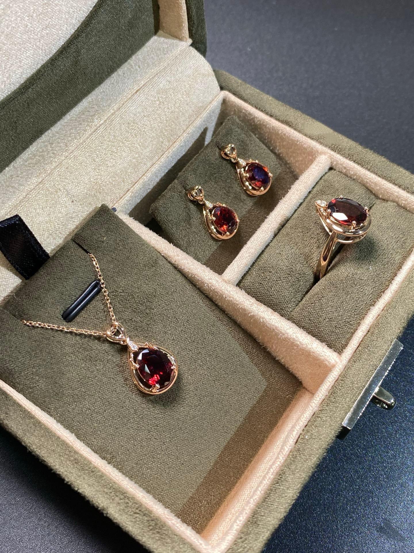 Eterna Garnet Diamond Set
