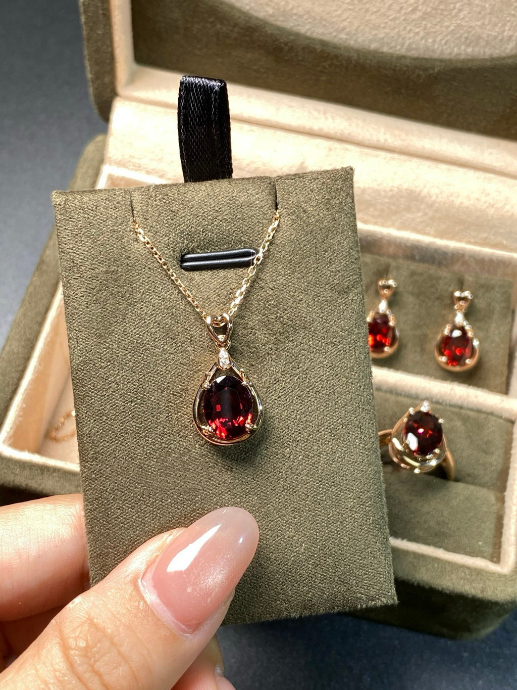 Eterna Garnet Diamond Set