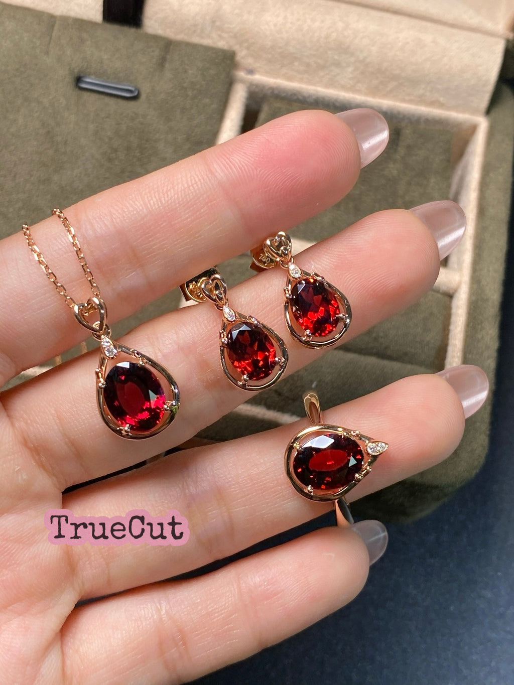 Eterna Garnet Diamond Set