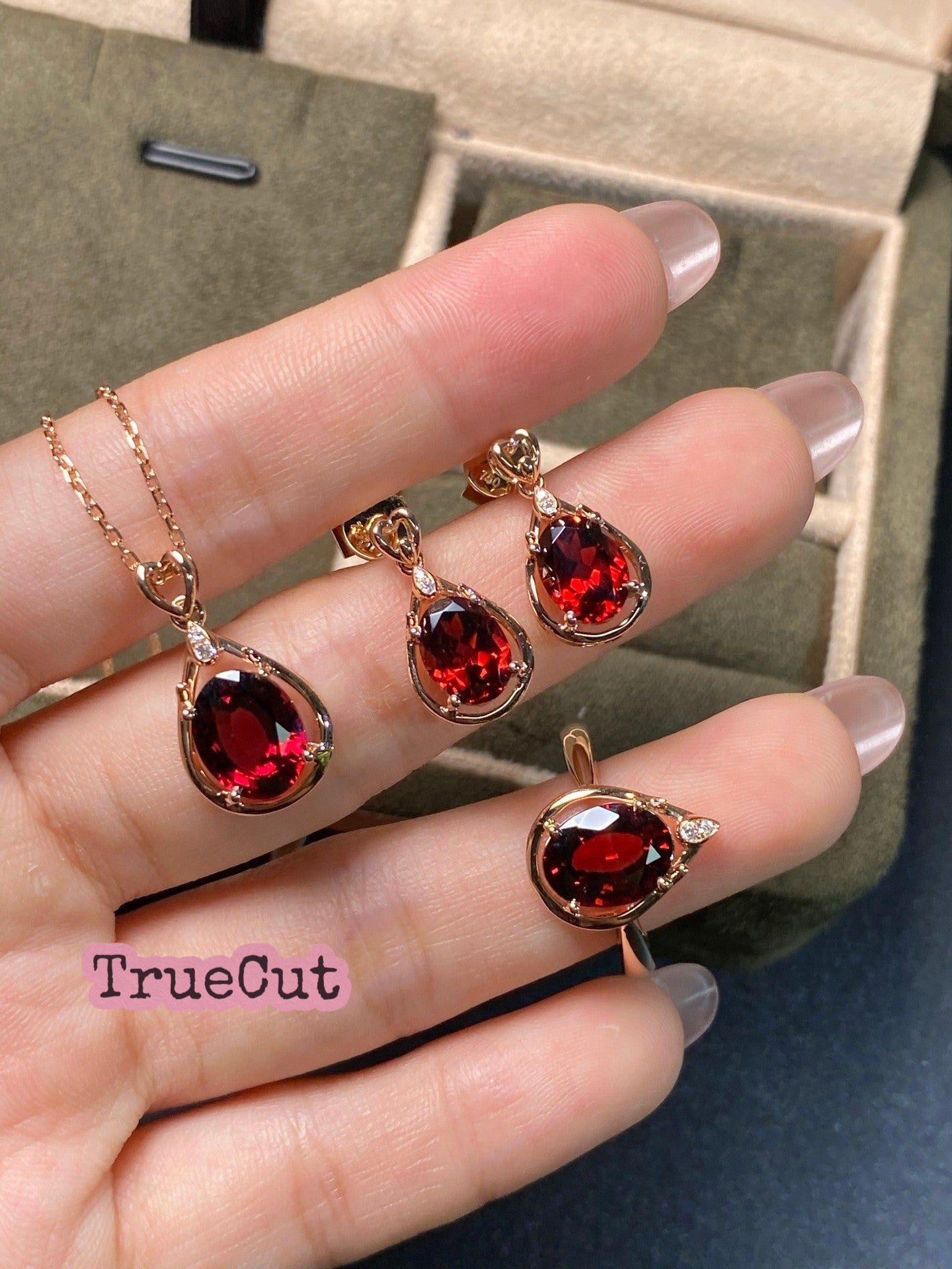 Eterna Garnet Diamond Set