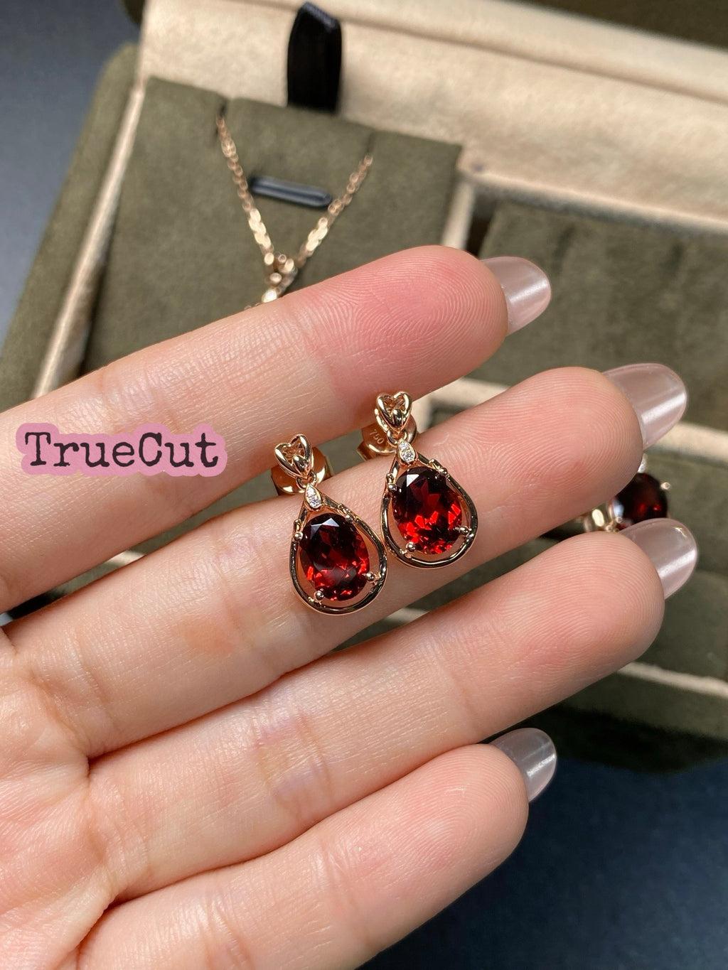 Eterna Garnet Diamond Set